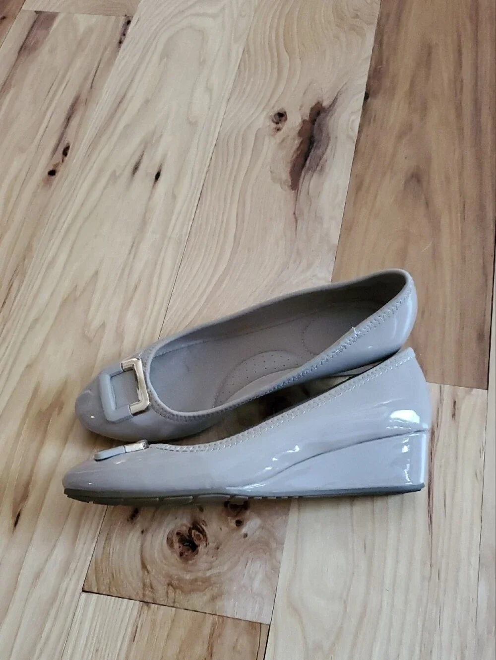 Bandolino Women's Light Gray Patent Ballet Flats with Gold Buckle 7M. BEIGE.